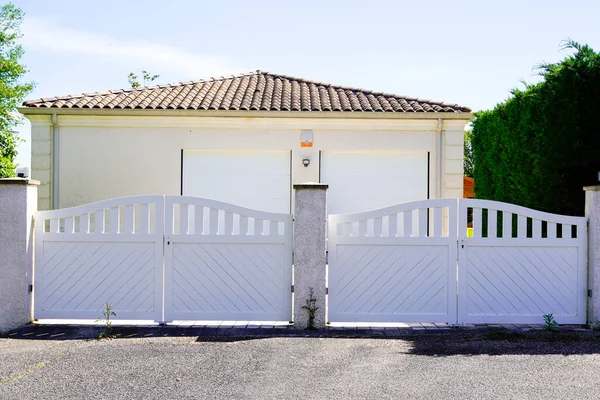 Vorort Home Double White Metal Aluminium House Gate Door Mit — Stockfoto