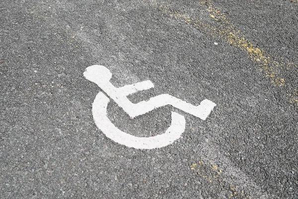 Puste Miejsce Parkingowe Dla Niepełnosprawnych Symbolem Osoby Niepełnosprawnej Wózku Inwalidzkim — Zdjęcie stockowe
