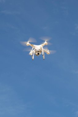 Bordeaux, Aquitaine / Fransa - 05 10 2020: dji Phantom 4 İHD kameralı Dörtlü Hava Aracı