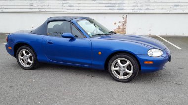 Bordeaux, Aquitaine / France - 05 10 2020: Mazda MX-5 üstü açılabilir Miata MX5 10. yıl dönümü versiyonu klasik mavi Mx klasik roadster koleksiyoncu arabasıyla numaralandırıldı