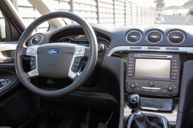 Bordeaux, Aquitaine / Fransa - 05 10 2020: Ford s-max modern iç mekan araba siyah direksiyon paneli ve tablet tableti