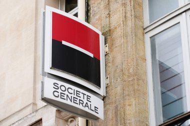 Bordeaux, Aquitaine / Fransa - 05: 12 2020: Societe generale logo fransız bankası işareti sokak cephesinde