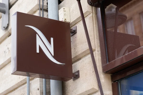 Bordeaux, Aquitaine / Frankreich - 05.12.2020: Nespresso sign logo store marke of coffee doses shop nestle company — Stockbild Bordeaux Aquitaine Frankreich 2020 Nespresso Sign Logo Store Marke Coffee — Stockfoto
