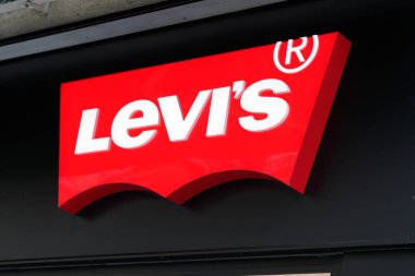Bordeaux, Aquitaine / France - 05 12 2020: Levi 's Jeans İmza Markası Logo Levvis Mağazası