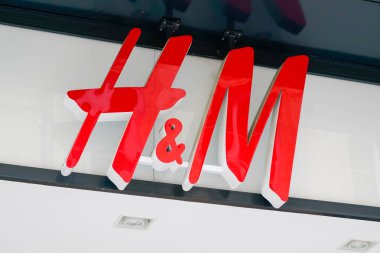 Bordeaux, Aquitaine / France - 05 12 2020: H & M mağaza logosu İsveç çok uluslu mağaza perakende giyim moda markası markasını imzaladı