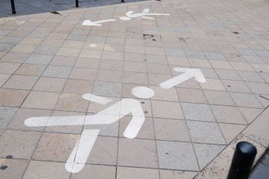Bordeaux şehrinde yayalar için trafik oku yön tabelası. Fransa 'da yayalar için sosyal uzaklık kavramı.