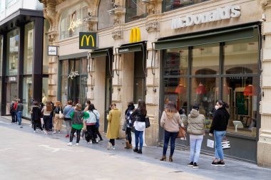 Bordeaux, Aquitaine / Fransa - 05: 12 2020: Bordeaux şehrinde COVID-19 virüsü için karantina sırasında Mc Donalds mağazasının önündeki kaldırımda alışveriş için kuyrukta bekleyenler