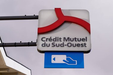 Bordeaux, Aquitaine / France - 05 12 2020: Kredi karteli logosu Fransız banka bürosu ATM 'sini imzaladı