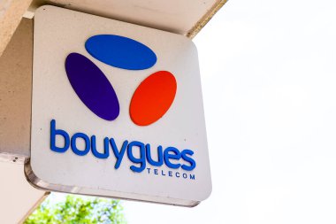 Bordeaux, Aquitaine / Fransa - 05: 12 2020: Bouygues telekom dükkanı logo Fransız telefon operatörü markası