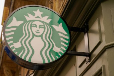 Bordeaux, Aquitaine / Fransa - 05: 12 2020: Starbucks kahve evi logosu yeşil tabela şirketi