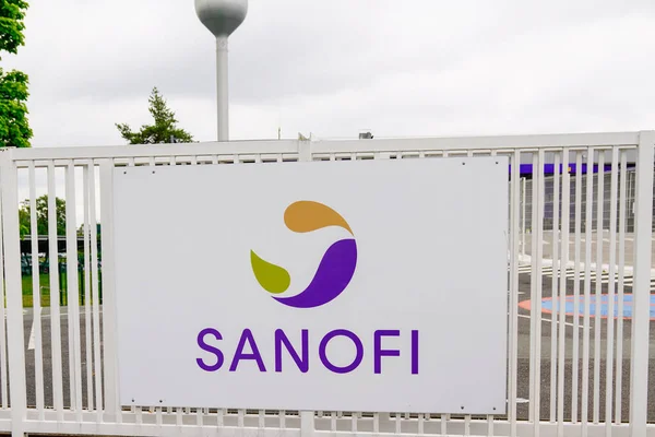 Bordeaux Aquitaine France 2020 Sanofi Office Building Logo Sign French — стокове фото