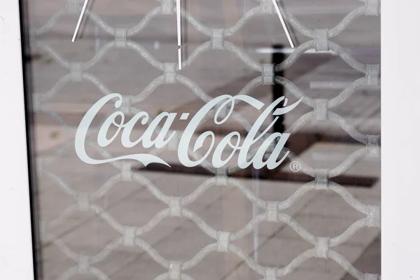 法国阿基坦波尔多 2020 可口可乐橱窗文字标识咖啡店著名的碳酸饮料吧 — 图库照片