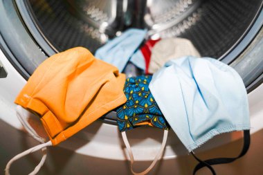 Coronavirus tekstil maskesi çamaşır makinesine.