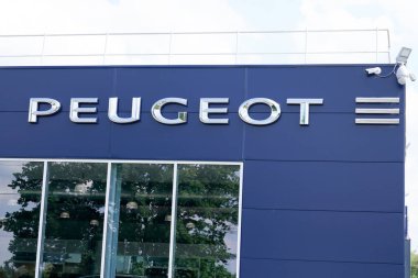 Bordeaux, Aquitaine / Fransa - 05 14 2020: Peugeot bayii araba mağazası logosu bayii otomobilleri