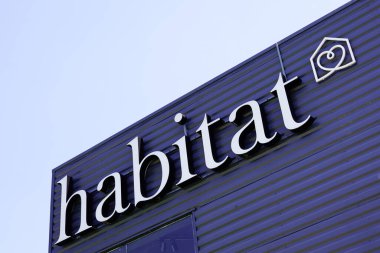 Bordeaux, Aquitaine / France - 05 16 2020: Habitat logosu Fransa 'da mobilya mağazası