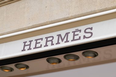 Bordeaux, Aquitaine / France - 05 16 2020: Hermes logosu markalı lüks ürün üreticisi Hermes deri yaşam tarzı aksesuarları imzaladı