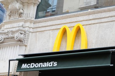 Bordeaux, Aquitaine / Fransa - 05 16 2020: McDonald marka restoran tabelası logosu Amerikan fast food şirketi