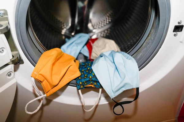 科罗纳威斯织物面罩进入洗衣机 — 图库照片
