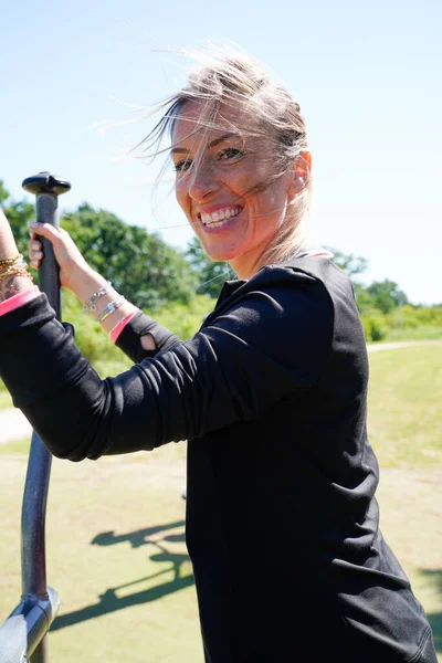 Fitness Donna Che Allenamento Allenamento All Aperto Nel Parco Sport — Foto Stock