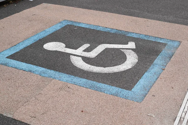 Parking Znak Dla Niepełnosprawnych Ulicy Miejskiej — Zdjęcie stockowe