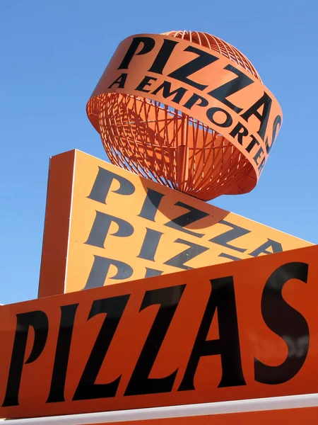 Pizza Sign Grote Tekst Rood Oranje Bord Restaurant Straat — Stockfoto