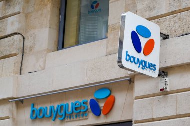 Bordeaux, Aquitaine / France - 05 05 05 2020: Bouygues telekom operatörü, Street City 'deki logo dükkanı