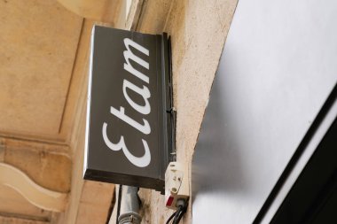 Bordeaux, Aquitaine / France - 05 05 05 2020: etam giyim mağazası perakendecisi