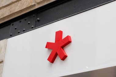 Bordeaux, Aquitaine / Fransa - 05 05 05 2020: mağaza duvarında celio kırmızı haç işareti logosu