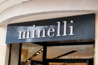 Bordeaux, Aquitaine / France - 05 05 05 2020: Fransız moda perakendecileri zincirinin önündeki logo tabelası dükkanı