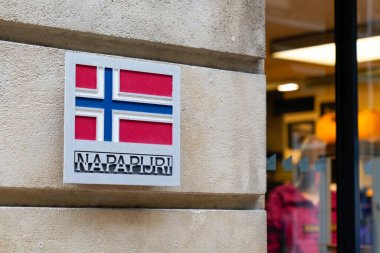 Bordeaux, Aquitaine / Fransa - 05 05 05 2020: Napapijri dükkanı logosu ve mağaza için imza