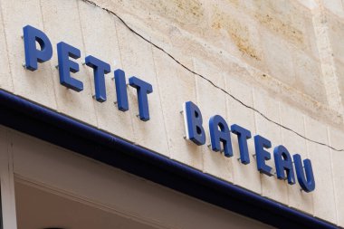 Bordeaux, Aquitaine / Fransa - 05 05 05 2020: petit bateau shop logosu