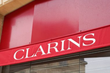 Bordeaux, Aquitaine / Fransa - 05 05 05 2020: Clarins Güzellik Dükkanı logosu ve mağaza için imza