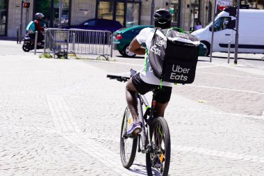 Bordeaux, Aquitaine / Fransa - 05 05 05 2020: Uber restorandan bisikletli adam siparişi yiyor