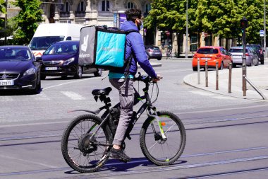 Bordeaux, Aquitaine / France - 05 05 05 2020: Restorana paket bisikletli teslimatçı