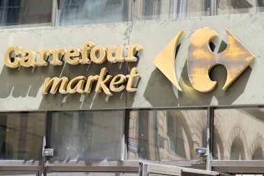 Bordeaux, Aquitaine / France - 05 05 05 2020: Carrefour market altın metin dükkânı işareti ve logosu