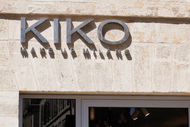 Bordeaux, Aquitaine / France - 05 05 05 2020: İtalyan makyaj malzemeleri dükkanında kiko mağaza tabelası ve logosu