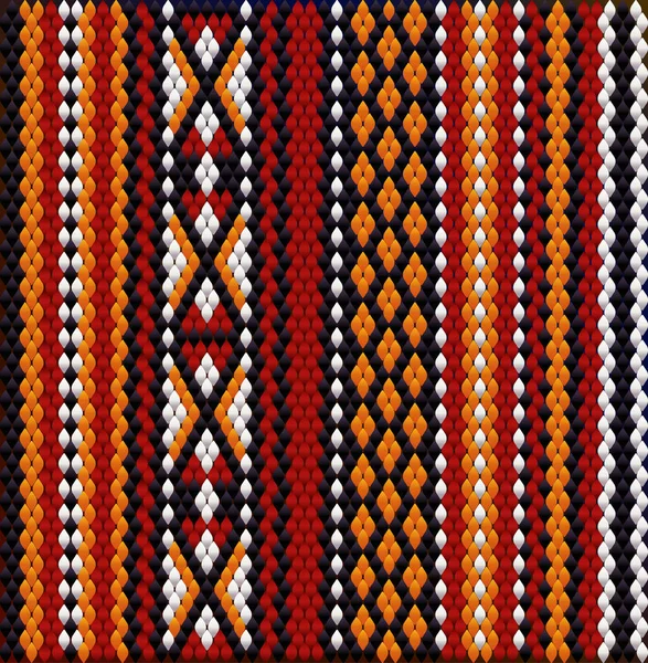 Doğu 'da yaşayanların geleneksel süsü, zengin renklerin iyi şans ve zenginliği çektiği Arap dünyası. Kadınlar süs eşyasıyla halılar örer, elbiseler için kumaşlara işlerler. Nakış desenleri.