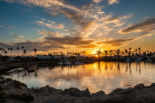 Vibrant colors of morning light in harbor sky — Stock Photo, Image