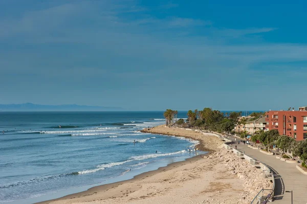 Szörfösök és a gyalogosok, ossza meg a part menti rekreációs. — Stock Fotó