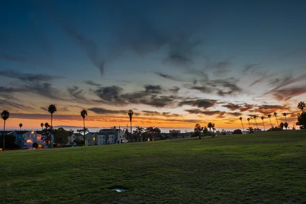 Stadsparken återspeglar efter solnedgången lyser över himlen — Stockfoto