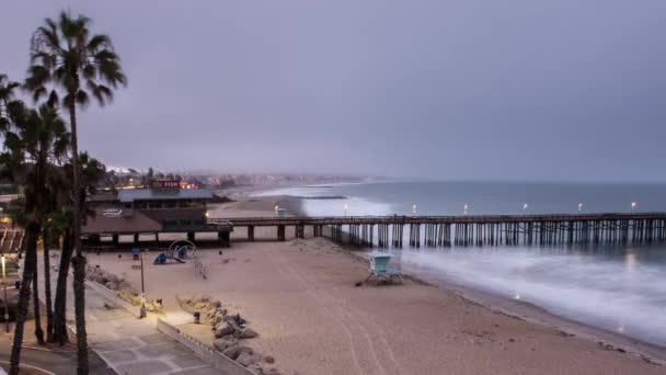 阴云密布的早晨有云海在海滩 — 图库视频影像