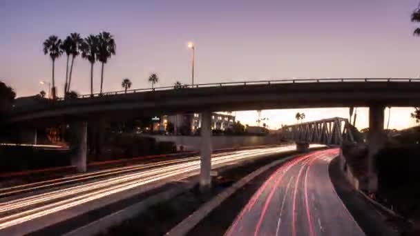 Streaking headlights of Ventura 101 highway during sunrise — ストック動画