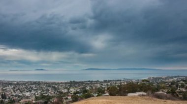 Yağmur yolundaki California sahil kasabası.