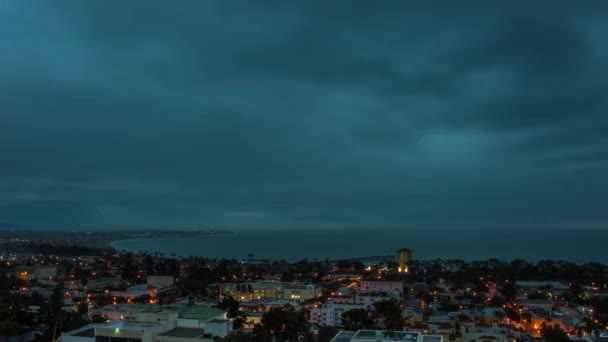 Tropische wolken komen aan wal bij dageraad — Stockvideo