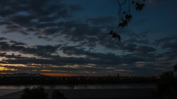 Ochtend zonsopgang weerspiegeld in kunststof overdekte landbouwgrond — Stockvideo