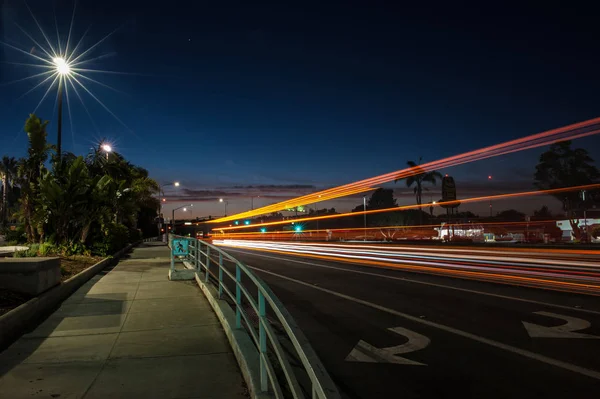 Ventura gece bulanık farlar — Stok fotoğraf