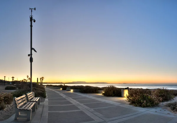 Céu de outono claro sobre a praia da Califórnia ao amanhecer . — Fotografia de Stock