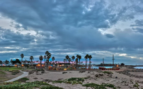 Onheilspellende wolken boven California Beach Park. — Stockfoto
