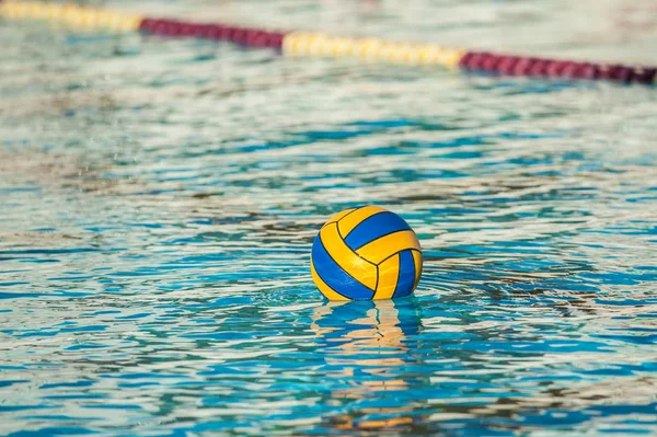 Avond licht weerspiegeld in zwembad water rimpelingen. — Stockfoto