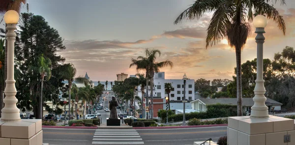 Pequeña ciudad vida nocturna que comienza al atardecer — Foto de Stock